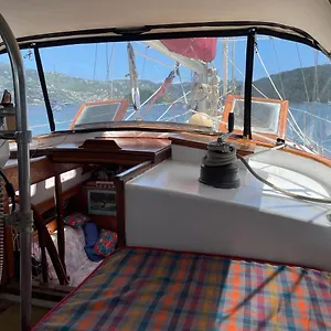 2* Botel St Thomas On Sailboat Ragamuffin Incl Meals Water Toys